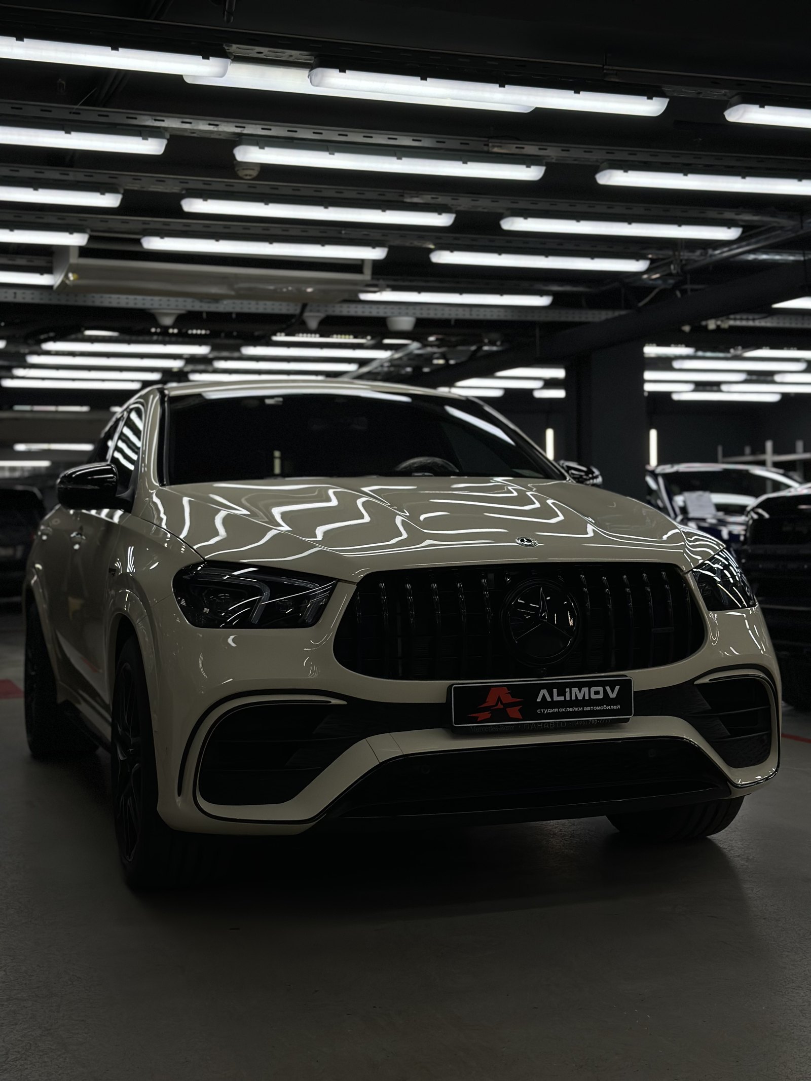 BMW M4 в оклейке в тёмном боксе студии